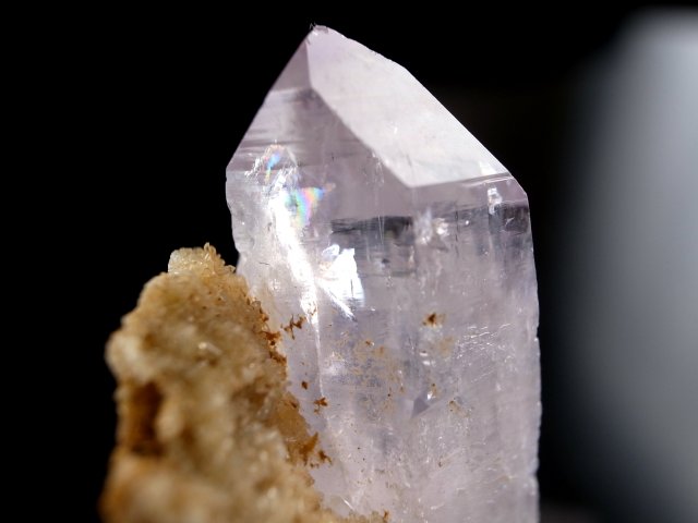 虹入り・両錐水晶！ ベラクルス州産 アメジスト 結晶原石 ピラミッドケース付 重さ5.1g 世界で最も美しいアメジスト 採掘鉱山が閉山