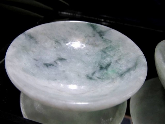 Mサイズ 天然翡翠 硬玉 杯・盃 最大幅約53mm-56mm 厚さ約12mm-16mm 1個売り 翡翠で一杯 天然翡翠を使用 贅沢な逸品 日本の国石 翡翠 成功と繁栄の象徴