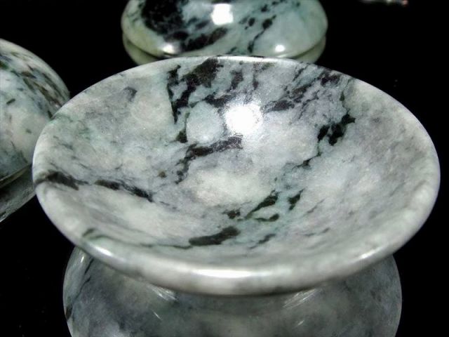 模様強めタイプ Mサイズ 天然翡翠 硬玉 杯・盃 最大幅約53mm-56mm 厚さ約12mm-16mm 1個売り 翡翠で一杯 天然翡翠を使用 贅沢な逸品 日本の国石 翡翠