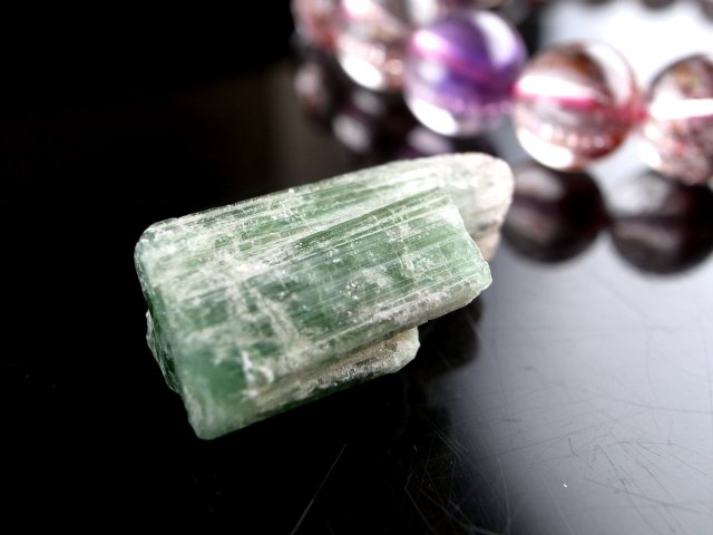 良縁成就のお守り アフガニスタン産 トルマリン 結晶原石 ピラミッドケース付 重さ2.4g 10月の誕生石 アフガニスタン産