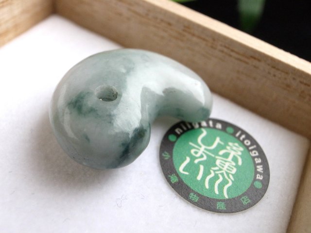 糸魚川翡翠勾玉 -八雲之勾玉- 】 | めのうの店川島【公式通販