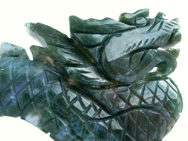 モスグリーン 愛らしい表情タイプ 龍神 モスアゲート 龍 彫刻置物 283g サイズ 190mm×16mm×85mm 爽やかな新緑 インテリアに