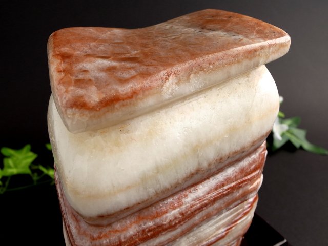 まるで豚肉！招財のお守り ポークストーン (豚肉石) 置物 木製専用台座