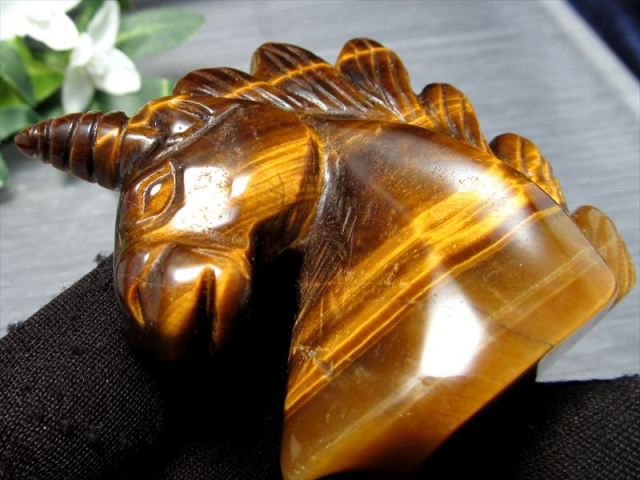 タイガーアイ置物 タイガーアイ ユニコーン 彫り 高さ約50mm 重さ50g-60g前後 金運 仕事
