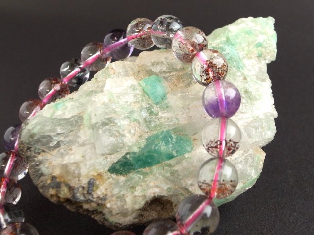 エメラルド 原石　結晶　85g 母岩付き バイア産 エメラルド 結晶母岩付原石 黒雲母 バイオタイト共生