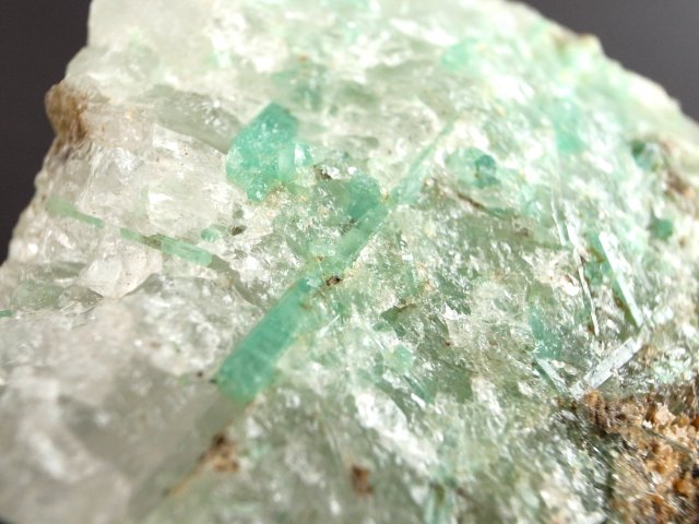 激レア エメラルド 結晶原石 母岩付き 最大幅79mm 重さ105g 四大宝石の