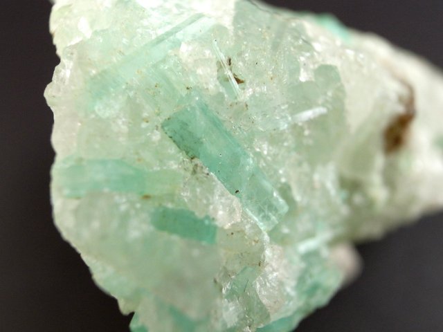 エメラルド 原石　結晶　85g 母岩付き 楽天市場】コレクションクラス！ジェムグレード！エメラルド結晶