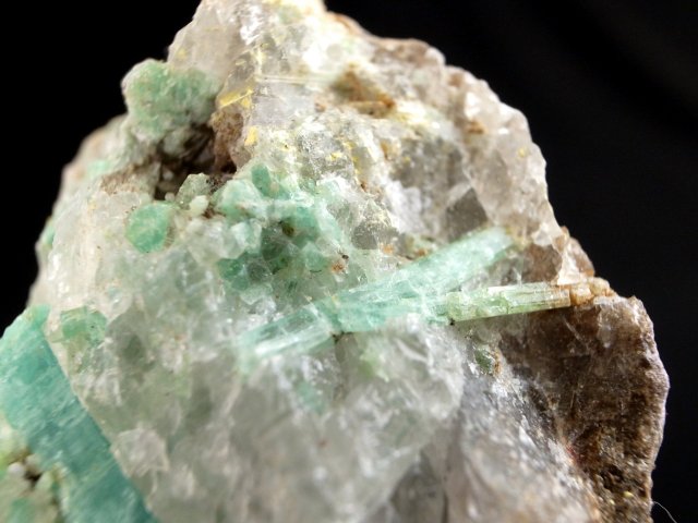 激レア エメラルド 結晶原石 母岩あり 専用木製台座付 最大幅
