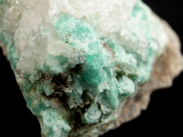 希少⭐️エメラルド原石⭐️金運UPに 激レア エメラルド 結晶原石 母岩あり 専用木製台座付 最大幅81mm 重さ