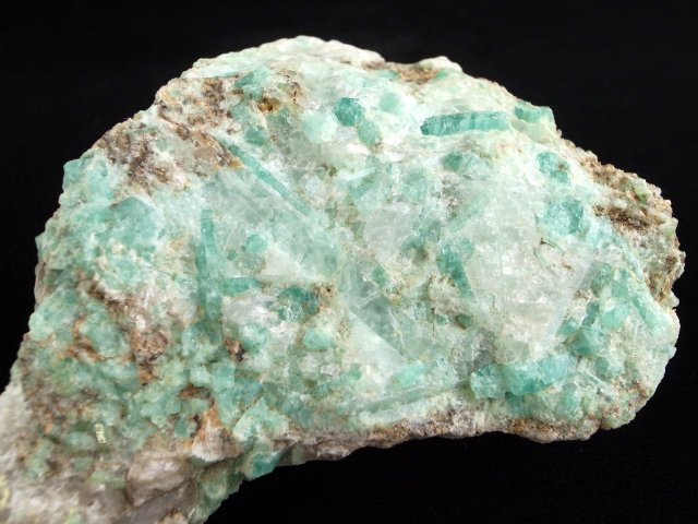 エメラルド 原石　結晶　85g 母岩付き 激レア エメラルド 結晶原石 母岩あり 専用木製台座付 最大幅88mm 重さ