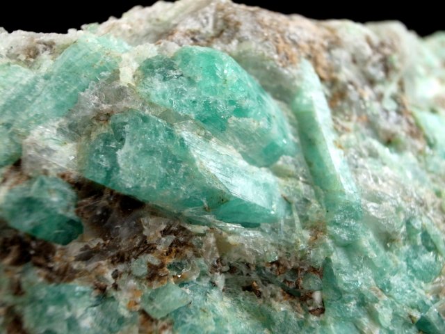 激レア エメラルド 結晶原石 母岩あり 専用木製台座付 最大幅89mm 重さ