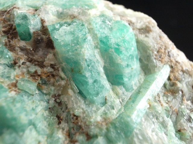 激レア エメラルド 結晶原石 母岩あり 専用木製台座付 最大幅89mm 重さ184g 四大宝石の1つ 『叡智』と『愛』の象徴 5月の誕生石