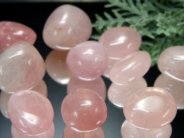 潤いピンク ローズクォーツ（紅水晶） タンブル 詰合せ 一袋約100g 約8-15個入り ぷるぷる透明ピンク 愛とやさしさの象徴 ブラジル産