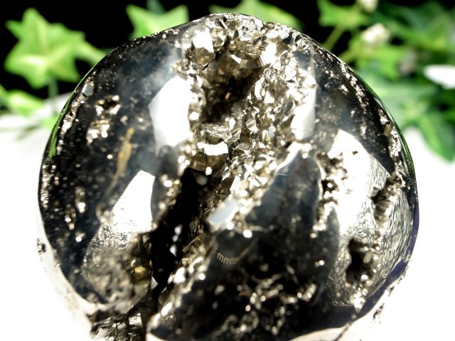完璧ともいわれる原石の結晶体 華やかスフィア パイライト (黄鉄鉱) 丸