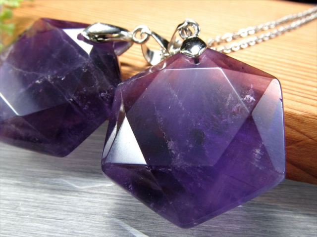 アメジスト 六芒星カット ペンダントトップ 石サイズ縦約28mm 『最も高貴な輝きを放つ石』