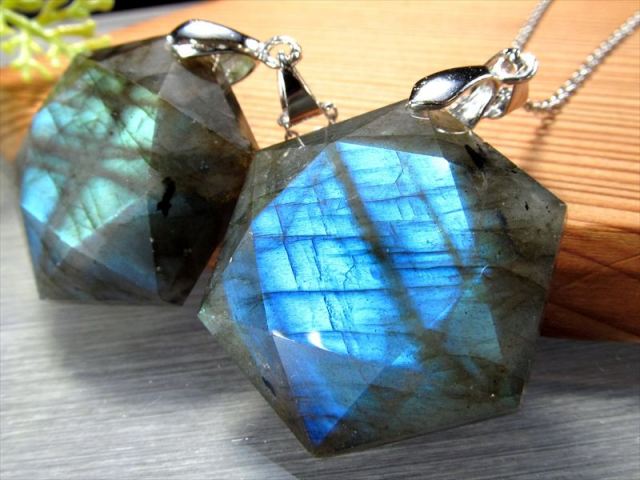 ラブラドライト 六芒星カット ペンダントトップ 石サイズ縦約32mm 『月と太陽を象徴するパワーストーン』