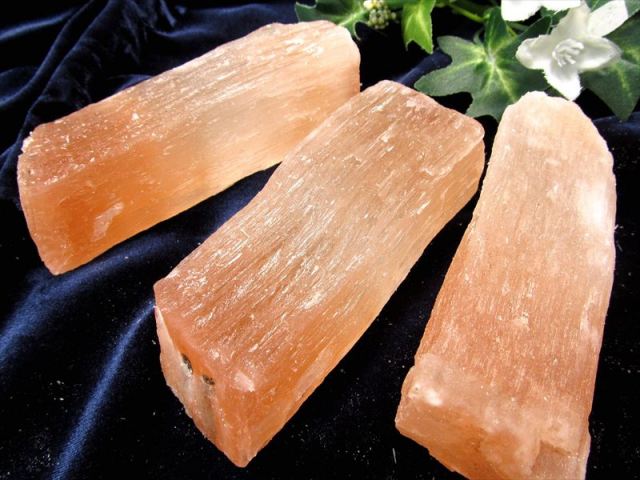 瑞々しいピーチカラー オレンジ セレナイト結晶 ナチュラル原石 1個売り 重さ250g-300g ピーチセレナイト 心を穏やかにする石 精神力の向上 願望達成