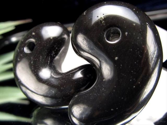 正規品 日本銘石協会 サヌカイト 勾玉 縦約34mm×横約23mm 1個売り 日本の地質百選 五色台 魔除け・浄化 国産石使用 証明書付属 香川県産