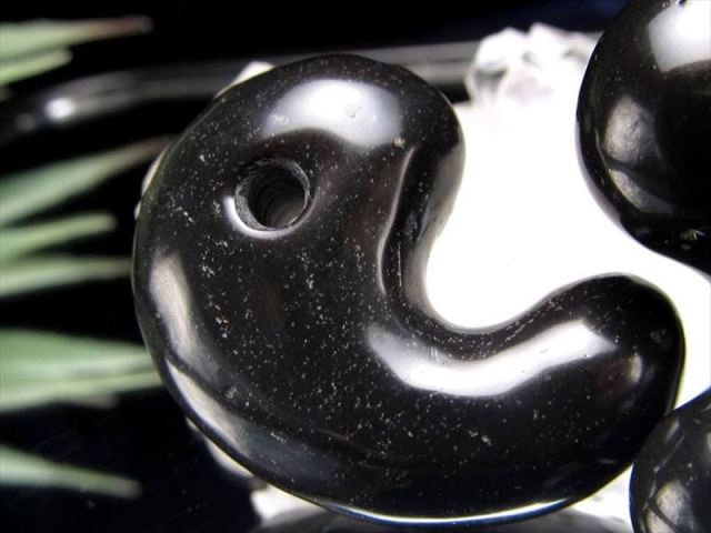 正規品 日本銘石協会 サヌカイト 勾玉 縦約34mm×横約23mm 1個売り 日本