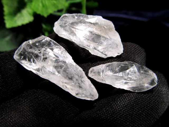 赤石 原石 特大29kg 龍顔 未加工品 多数の石英流れ 希少、レア品 激レア 産出量ごく僅かの希少石 サチャロカクォーツ原石 Sサイズ