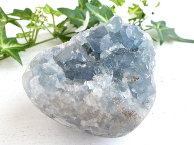 ハート型 天使の石 セレスタイト 原石 最大幅82mm 重さ554g 清浄、博愛、休息の象徴 極上天然石 天青石 透明感のある空色 一点もの