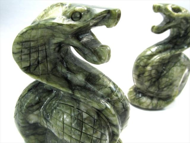 サーペンティン コブラ(蛇彫り) 彫刻置物 1個売り 高さ80mm前後 へび 唯一無二の模様 癒しと旅の守護石 ヘビ彫刻