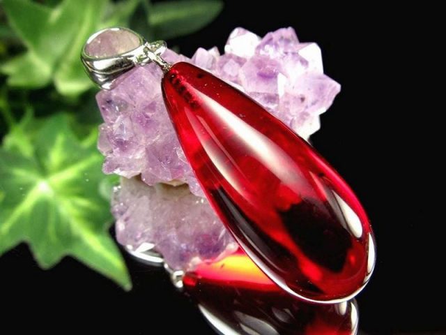 天然ポーランドの赤琥珀のペンダントトップにルビーのチェーンのセットs925使用 天然琥珀 ルビーレッドアンバー ペンダントトップ ドロップ型 石サイズ