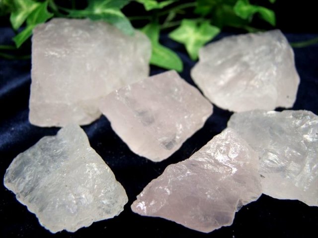 透明感バツグン ローズクォーツ ロッククリスタル 約200g入り 5-15個入り 約2-5cm ナチュラルなラフ原石 モザンビーク産 パワーストーン 天然石 yam-nz