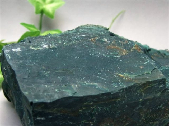 トップグレード 国産原石 出雲石 (碧玉) 原石 692g 幅110mm 大地