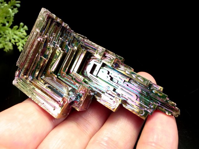 虹色に煌めく鉱石 ビスマス(人工石)鉱石 最大幅69mm 重さ144g