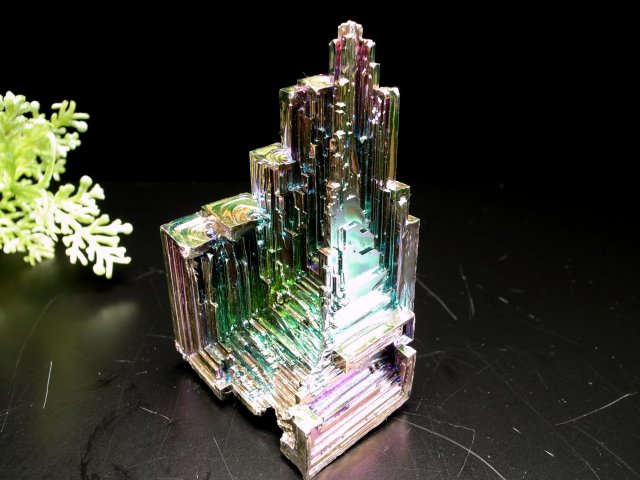 虹色に煌めく鉱石 ビスマス(人工石)鉱石 最大幅69mm 重さ144g