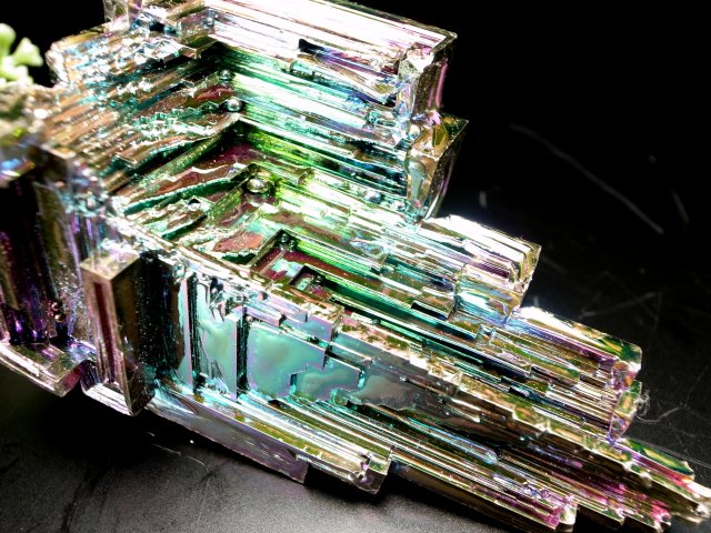 虹色に煌めく鉱石 ビスマス(人工石)鉱石 最大幅69mm 重さ144g