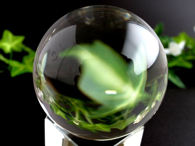 店頭展示中 完全透明 無垢水晶 丸玉 重さ 193g 直径52mm 極上の透明感 天然水晶 天然石 クリスタル台座と豪華付 一点物 ブラジル産