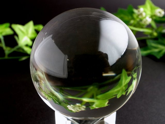 店頭展示中 完全透明 無垢水晶 丸玉 重さ 180g 直径51mm 極上の透明感 天然水晶 置物 天然石 水晶玉 クリスタル台座と豪華BOX付 一点物 ブラジル産