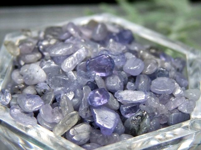 希少石さざれ（小サイズ） タンザナイト(灰簾石)さざれ 50g 粒の大きさ