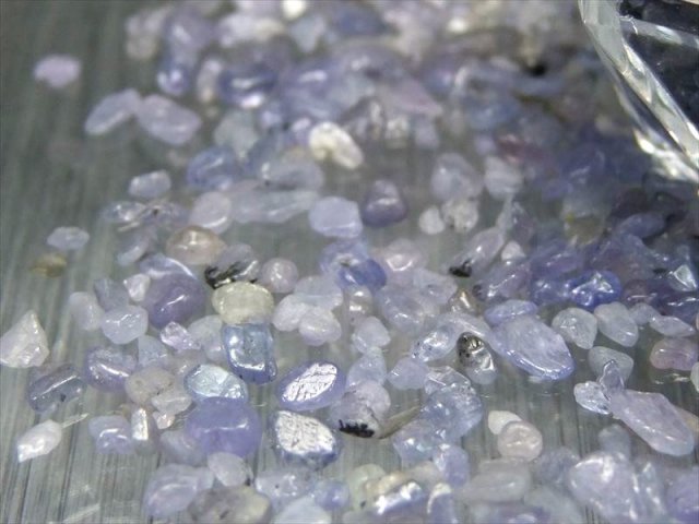 希少石さざれ 小サイズ タンザナイト 灰簾石 さざれ 50g 粒の大きさ 約