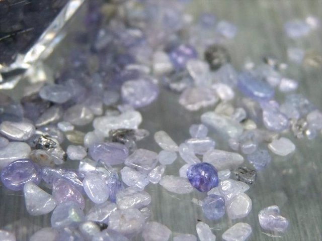 希少石さざれ（小サイズ） タンザナイト(灰簾石)さざれ 50g 粒の
