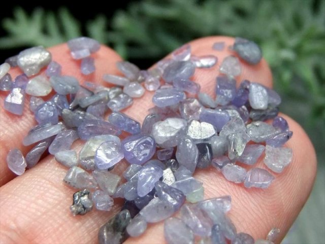 希少石さざれ（小サイズ） タンザナイト(灰簾石)さざれ 50g 粒の大きさ