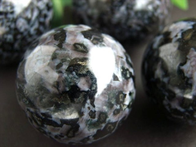 インディゴガブロ 斑糲岩 はんれいがん 丸玉 直径50mm-52mm 魔法使い