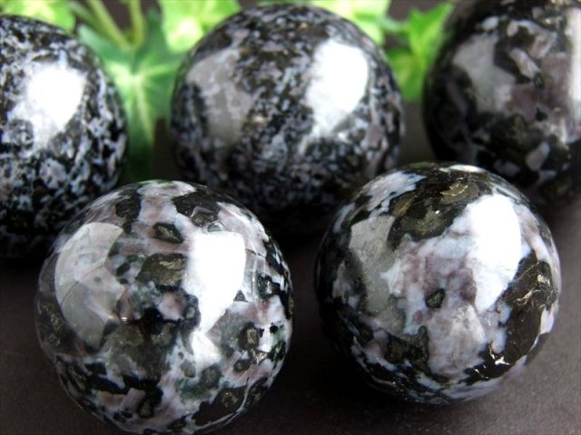 インディゴガブロ 斑糲岩 はんれいがん 丸玉 直径50mm-52mm 魔法使い