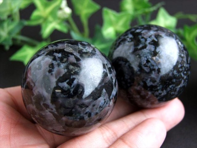 インディゴガブロ 斑糲岩 はんれいがん 丸玉 直径50mm-52mm 魔法使い