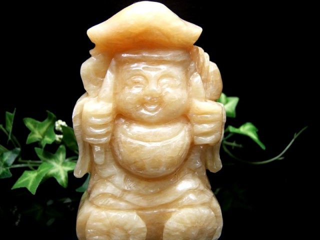 縁起物 オレンジイエロー カルサイト 大黒天 彫刻置物 高さ約107mm 重さ813g 七福神で有名な大黒天様 インテリアや贈り物に 五穀豊穣