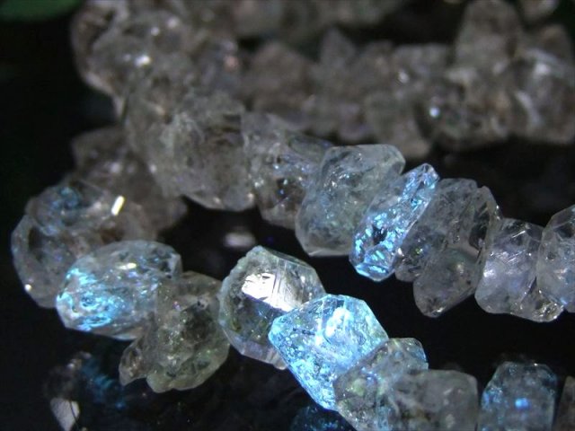 超希少 オイルインクォーツ 結晶 ブレスレット 幅約7mm-10mm 古代の石油を内包した水晶 原石をそのままブレスレットに 幻想的な蛍光発色