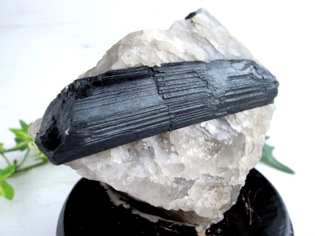 激レア・希少タイプ！ ブラックトルマリン 原石 母岩あり 専用木製台座付 重さ1198g 心身を浄化・精神との調和 ブラジル産