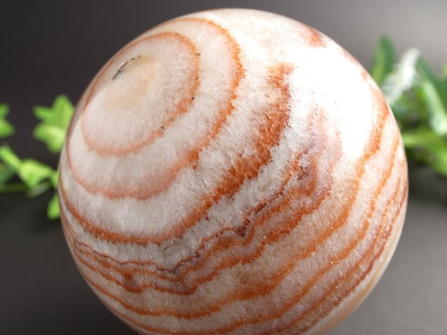 まるで豚肉！招財のお守り ポークストーン (豚肉石) 丸玉置物 台座付 重さ約486g 直径約70mm 少量限定 ネタ感満載！マニアック天然石