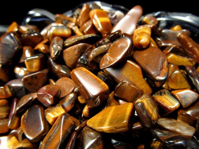 お買い得グレード タイガーアイ さざれ 約200g 粒大きさ 平均約3mm-13mm 金運・仕事運の石 使いやすい200グラム 南アフリカ産
