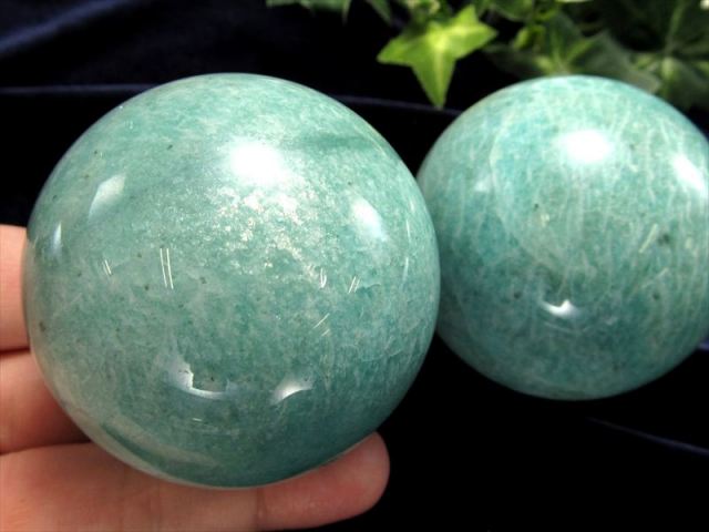 幻想的なブルーグリーン アマゾナイト 丸玉 直径58mm-60mm 1個売り 人気の霜降り & シラーあり 希望の石 ホープストーン