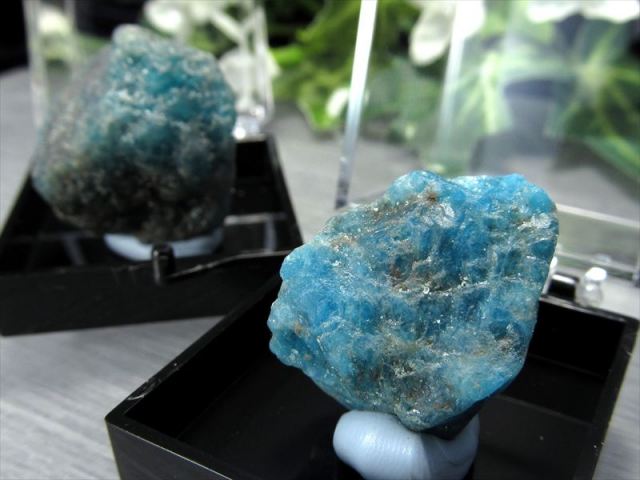 ミニチュア原石シリーズ 濃アパタイト 燐灰石 ラフ原石タイプ サイズ35ミリ×35ミリのケース入り 1個売り 不安の解消に 絆を強める石 ブラジル産