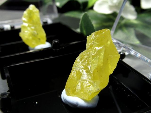 ミニチュア原石シリーズ Sサイズ 自然硫黄 原石 サイズ35ミリ×35ミリの