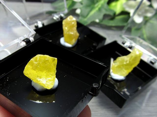 ミニチュア原石シリーズ Sサイズ 自然硫黄 原石 サイズ35ミリ×35ミリの